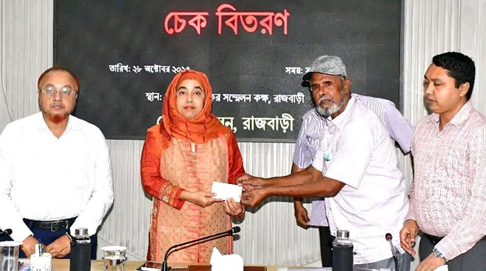 রাজবাড়ীতে বীর মুক্তিযোদ্ধাদের চিকিৎসা সহায়তার চেক বিতরণ